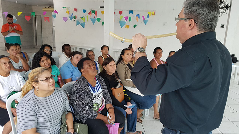 Kits de segurança para botijão são distribuídos pelo Sindigás para moradores da Rocinha