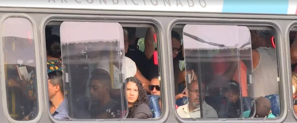 Transportes do RJ ainda têm aglomerações de passageiros, apesar do avanço do novo coronavírus