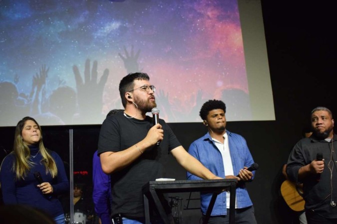 As lições do pastor gay que foi expulso de casa e fundou igreja inclusiva